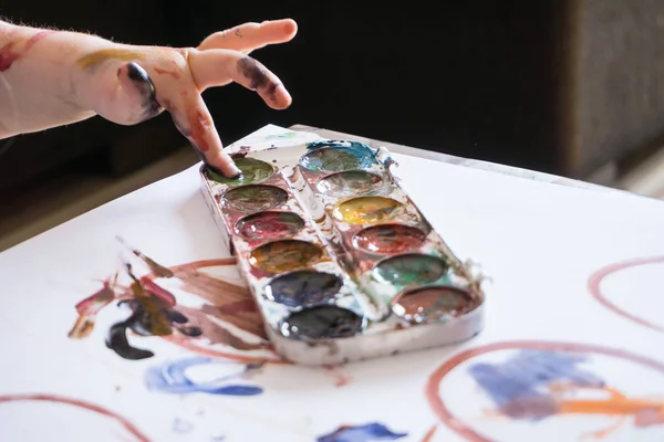 小女孩画和装饰复活节彩蛋与水的颜色 — 图库照片