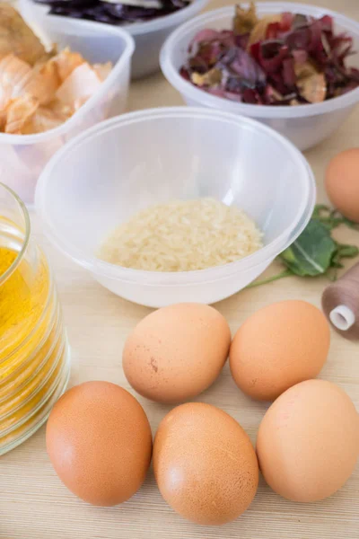 Zutaten für Bio-Eierbemalung vor Ostern — Stockfoto