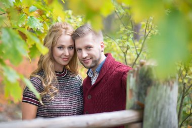 Bebek bekleyen genç evli bir çiftin portresi. 