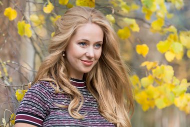 Bebek bekleyen genç evli bir çiftin portresi. 