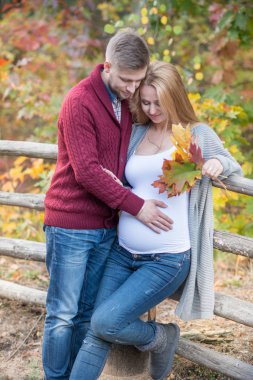 Bebek bekleyen genç evli bir çiftin portresi. 