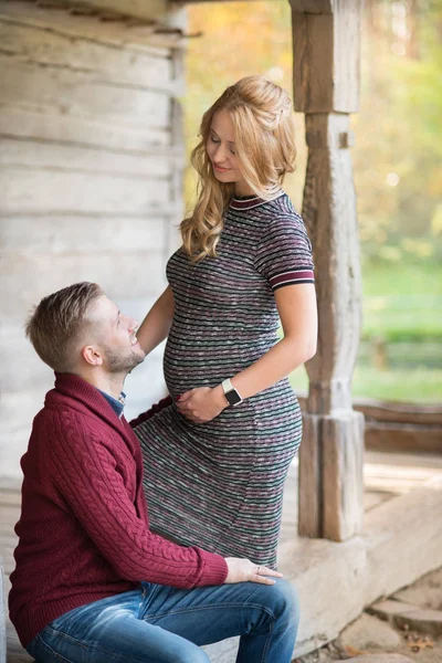 Ritratto di una giovane coppia sposata in attesa di un bambino — Foto Stock