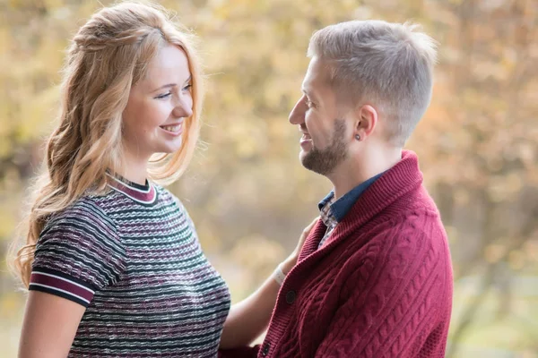 Een portret van een jong getrouwd stel dat een baby verwacht — Stockfoto