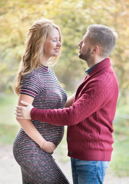 Ritratto di una giovane coppia sposata in attesa di un bambino — Foto Stock