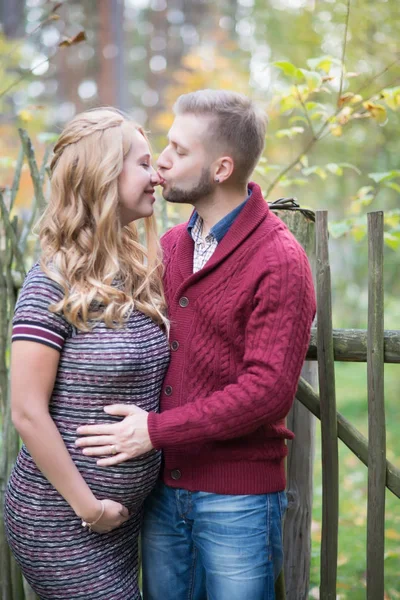 Um retrato de um jovem casal esperando um bebê — Fotografia de Stock