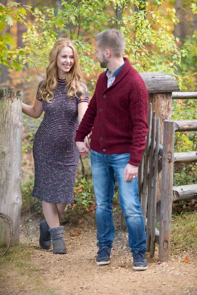 Un retrato de una joven pareja casada esperando un bebé — Foto de Stock