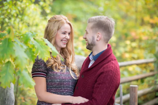 Un retrato de una joven pareja casada esperando un bebé — Foto de Stock