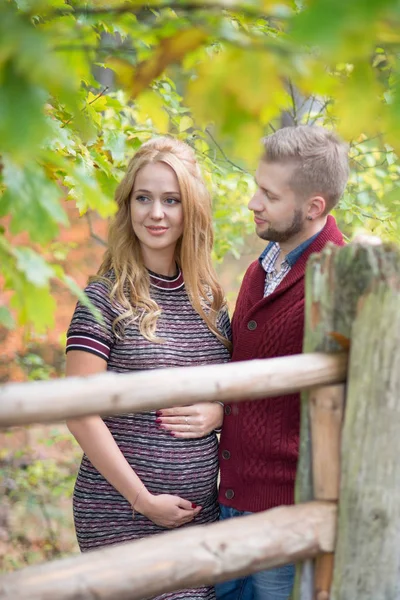 Un retrato de una joven pareja casada esperando un bebé — Foto de Stock