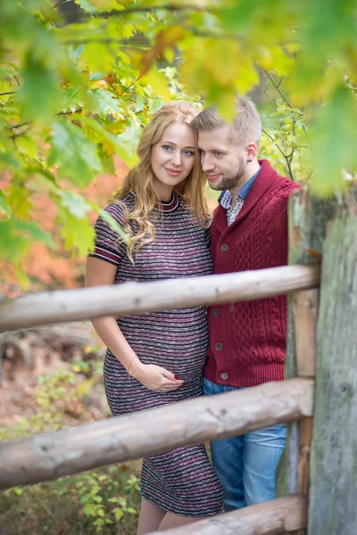 Um retrato de um jovem casal esperando um bebê — Fotografia de Stock