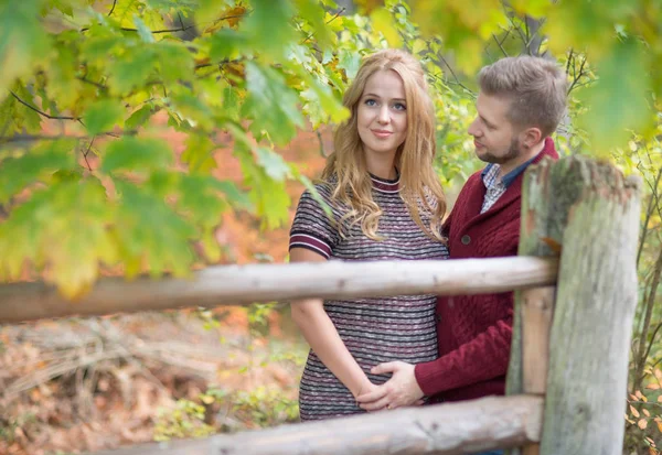 Un retrato de una joven pareja casada esperando un bebé — Foto de Stock