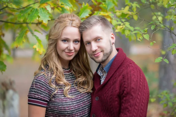 Un retrato de una joven pareja casada esperando un bebé —  Fotos de Stock