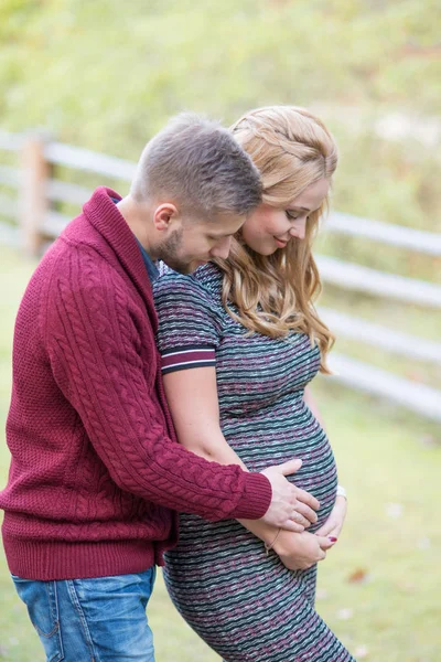 Portrait d'un jeune couple marié qui attend un bébé — Photo