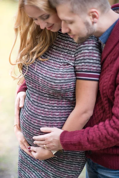 Porträt eines jungen Ehepaares, das ein Baby erwartet — Stockfoto