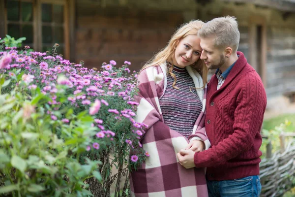 Un retrato de una joven pareja casada esperando un bebé — Foto de Stock