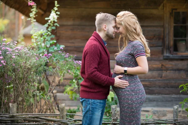 Un retrato de una joven pareja casada esperando un bebé — Foto de Stock