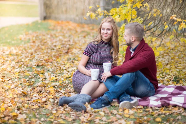 Um retrato de um jovem casal esperando um bebê — Fotografia de Stock