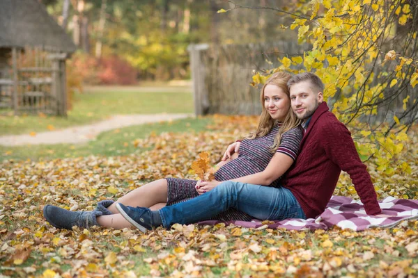 Een portret van een jong getrouwd stel dat een baby verwacht — Stockfoto