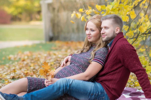 Portrait d'un jeune couple marié qui attend un bébé — Photo