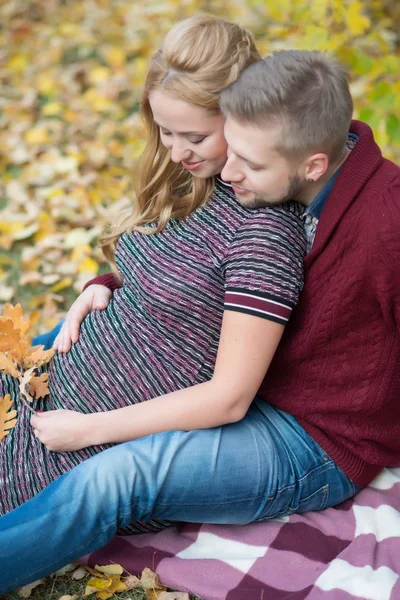 Porträt eines jungen Ehepaares, das ein Baby erwartet — Stockfoto