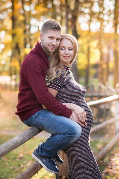 Um retrato de um jovem casal esperando um bebê — Fotografia de Stock