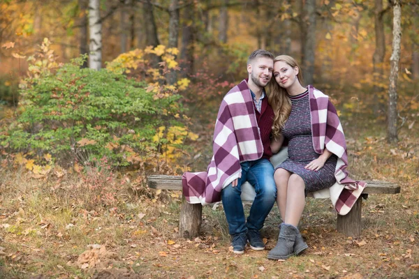 Un retrato de una joven pareja casada esperando un bebé — Foto de Stock