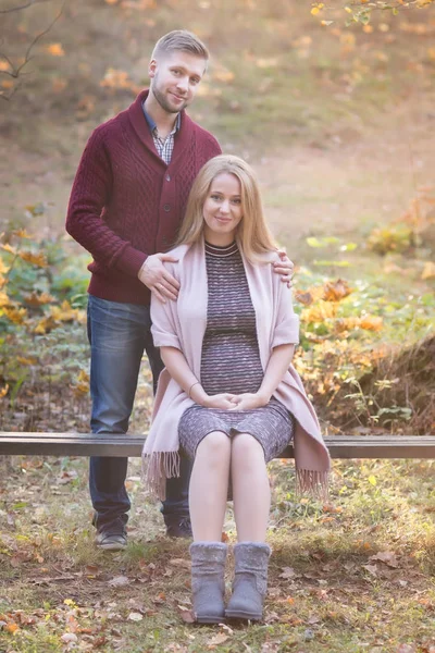 Um retrato de um jovem casal esperando um bebê — Fotografia de Stock