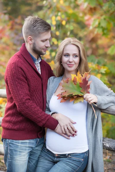 Portrait d'un jeune couple marié qui attend un bébé — Photo