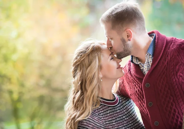 Un retrato de una joven pareja casada esperando un bebé Imagen de archivo