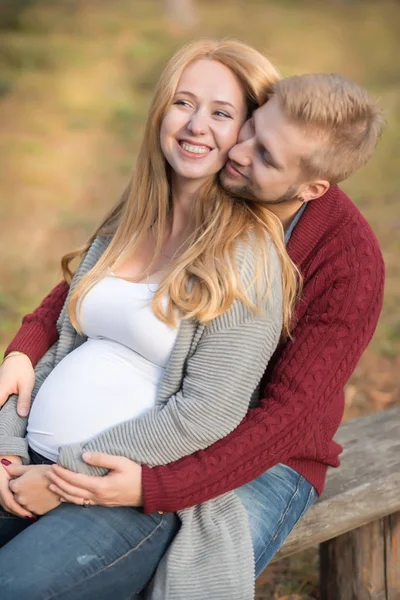 Un retrato de una joven pareja casada esperando un bebé Fotos de stock libres de derechos