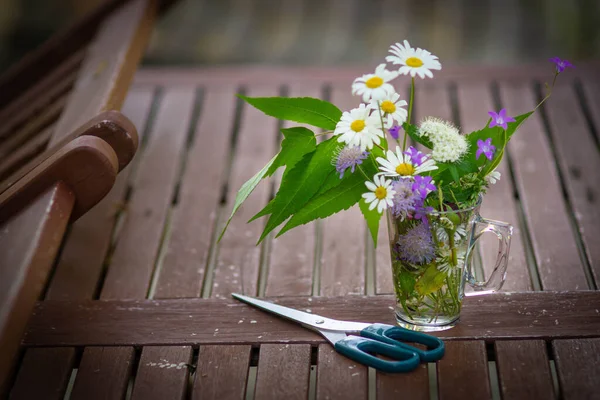 Biglietto Auguri Con Mazzo Fiori Selvatici Nella Natura Giorno Soleggiato — Foto Stock