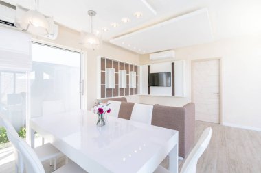 Gayrimenkul, lüks iç tasarım havuzu Villaları oturma odasında. Yüksek yüksek tavan ve yemek masası ile havadar ve aydınlık alan