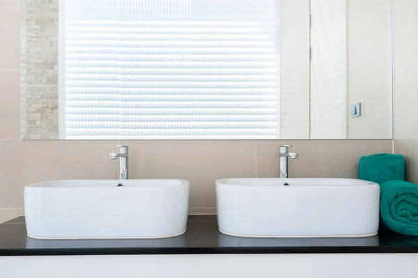 В роскошной ванной комнате есть умывальник, туалет в доме или доме — стоковое фото