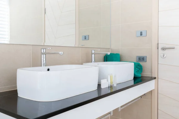 Luxe badkamer functies wasbekken, toilet in het huis of huis bouwen — Stockfoto