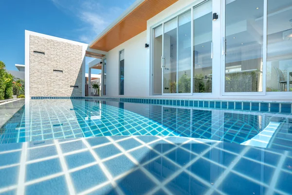 Inmobiliaria Diseño interior y exterior piscina de la casa — Foto de Stock