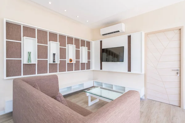 Televisione in casa di lusso o home design in soggiorno di ville con piscina. Spazio arioso e luminoso, interno — Foto Stock