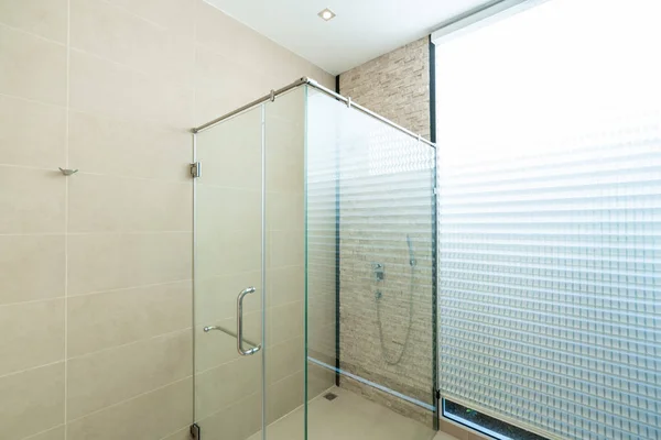Дизайн интерьера душевые кабинки в ванной комнате — стоковое фото