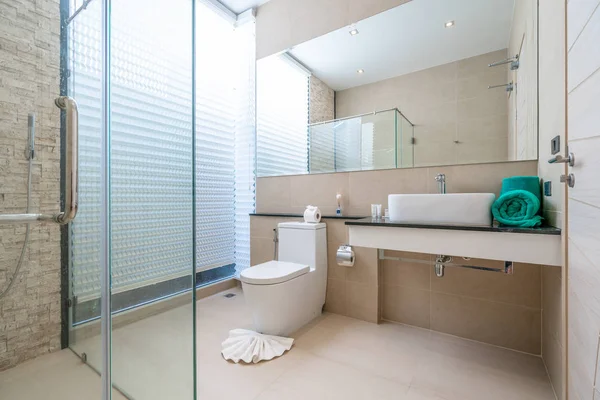 Роскошный красивый интерьер реальной ванной комнаты с раковиной, унитазом в доме или доме — стоковое фото
