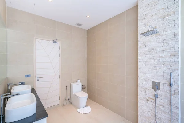 Роскошный красивый интерьер реальной ванной комнаты с раковиной, туалетом б — стоковое фото