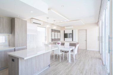 Gayrimenkul, lüks iç tasarım havuzu Villaları oturma odasında. Yüksek yüksek tavan ve yemek masası ile havadar ve aydınlık alan
