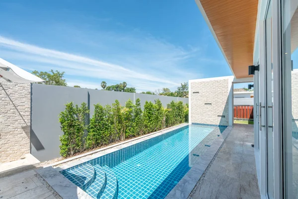 Immobilien Innen- und Außendesign Schwimmbad des Hauses — Stockfoto