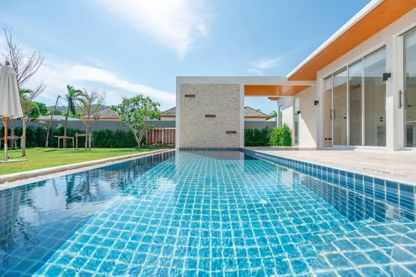 Immobilien Innen- und Außendesign Schwimmbad des Hauses — Stockfoto