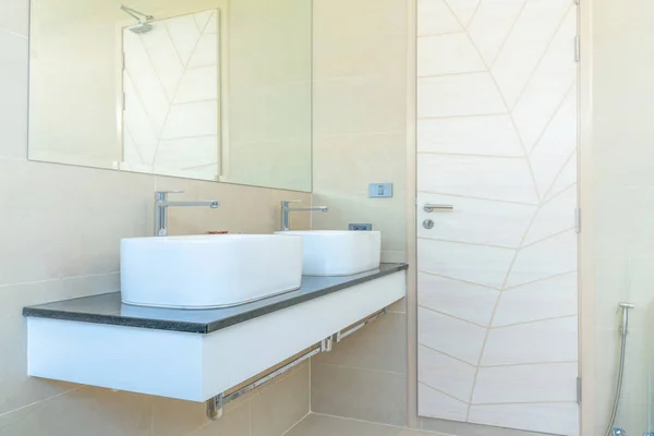 Belle salle de bain intérieure réelle caractéristiques lavabo — Photo