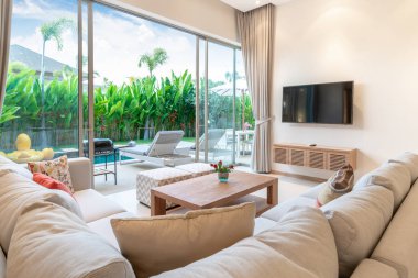 Havuz Villaları oturma odasında lüks iç tasarım. Yüksek yükseltilmiş tavana sahip havadar ve aydınlık alan