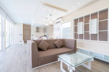 Gayrimenkul, lüks iç tasarım havuzu Villaları oturma odasında. Yüksek yüksek tavan ve yemek masası ile havadar ve aydınlık alan