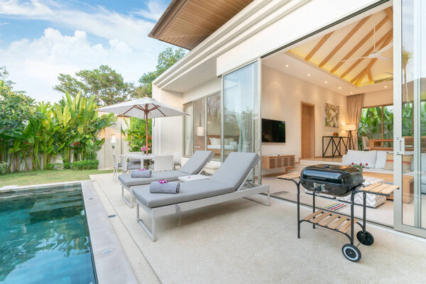 дома или дома Внешний дизайн, показывающий тропический бассейн вилла с зеленым садом и шезлонгами
