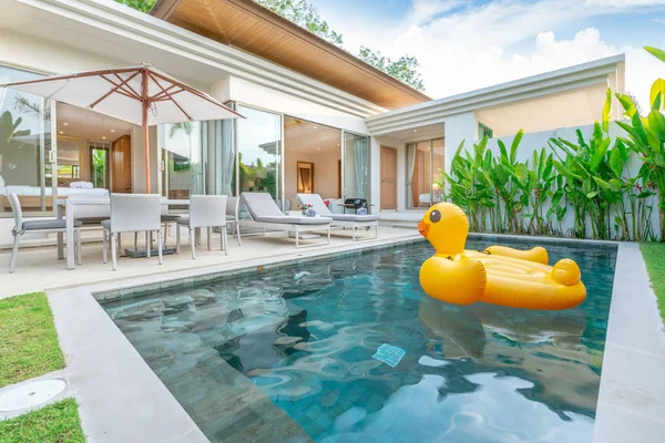 Casa ou casa Design exterior mostrando piscina tropical villa com jardim de vegetação, espreguiçadeira e pato flutuante — Fotografia de Stock