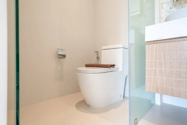 Luxe mooie interieur echte badkamer beschikt over wastafel, WC-pot in het huis of huis bouwen — Stockfoto