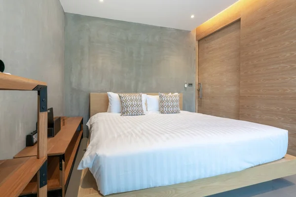 Diseño interior de lujo real en el dormitorio con luz y espacio luminoso en la casa o en el hogar —  Fotos de Stock