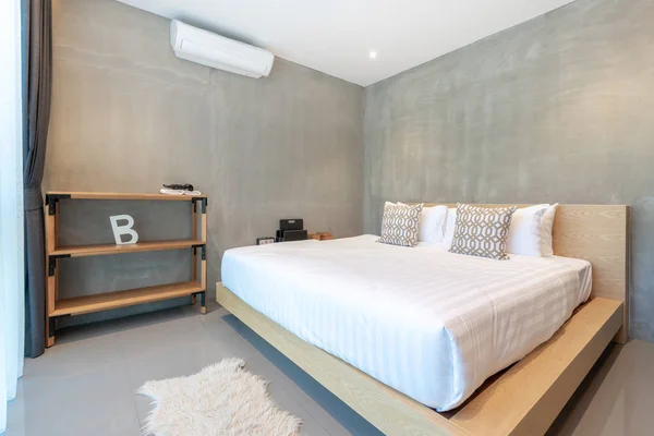 Πραγματική πολυτέλεια εσωτερικό σχεδιασμό στο υπνοδωμάτιο με φως και φωτεινό χώρο στο σπίτι ή στο σπίτι — Φωτογραφία Αρχείου