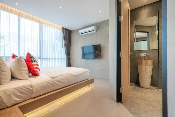 Diseño interior de lujo real en el dormitorio con espacio luminoso y luminoso y baño al lado de la cama —  Fotos de Stock